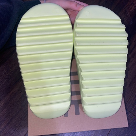 Yeezy Slides - Picture 4 of 5